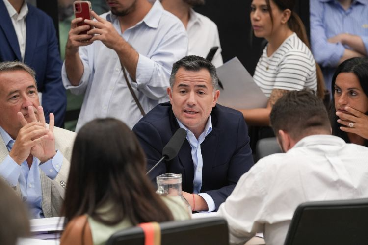 El oficialismo obtuvo dictamen favorable y la reforma laboral se tratará este jueves en el recinto de la Cámara baja. 