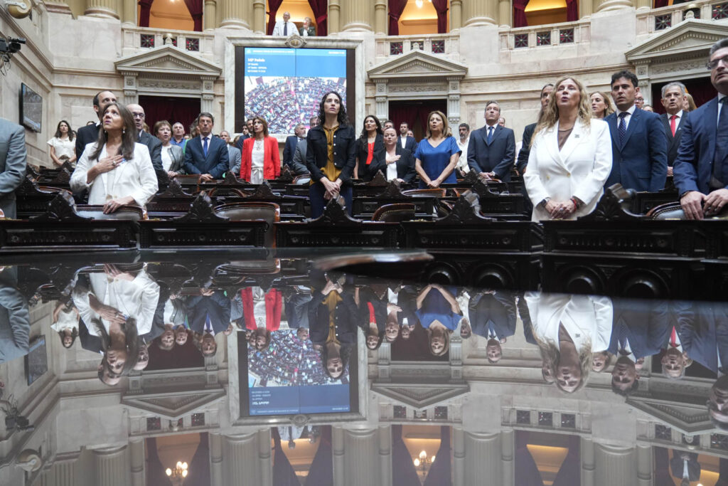 En medio del paro general convocado por la CGT, el oficialismo convocó a sesionar el proyecto de la reforma laboral a partir de las 14 horas.