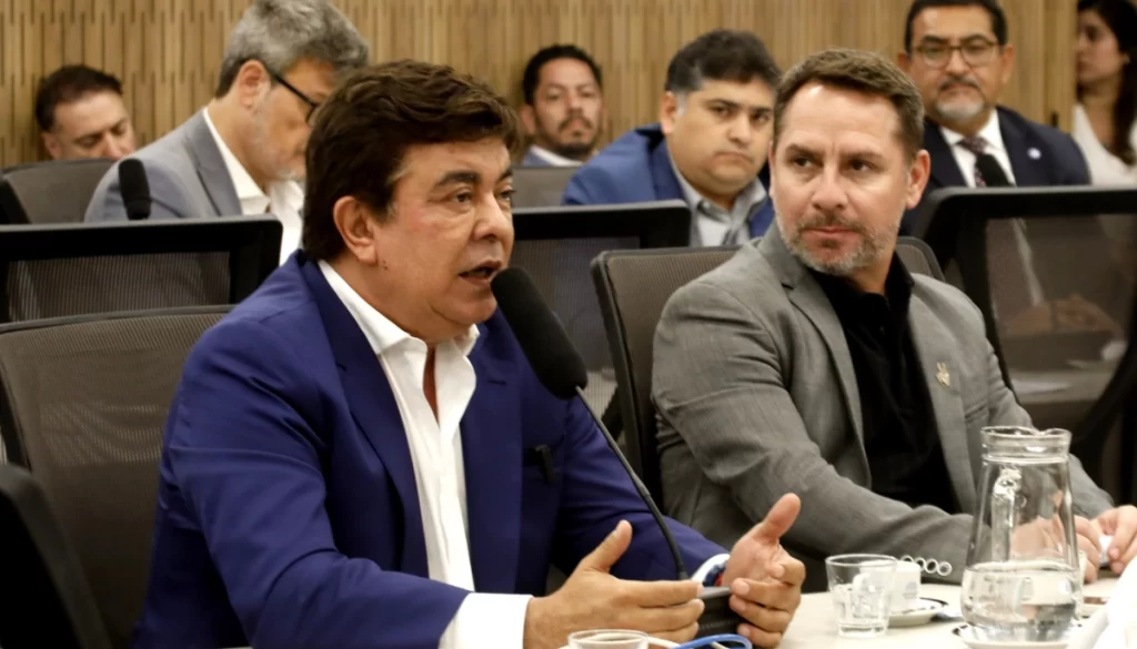 La Justicia sobreseyó a Espinoza en la causa por abuso sexual a su exsecretaria y justificó el fallo en la falta de representación legal de la víctima. 