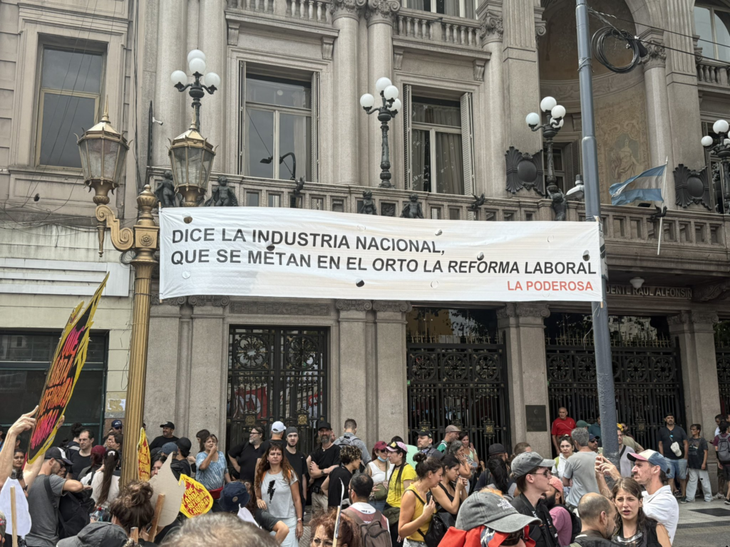 Columnas de manifestantes se acercan a las inmediaciones del Congreso para rechazar la reforma laboral. 