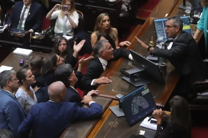 La oposición salió al cruce de Martín Menem por haber permitido votar a mano alzada la Labor Parlamentaria cuando había legisladores pidiendo la palabra. 