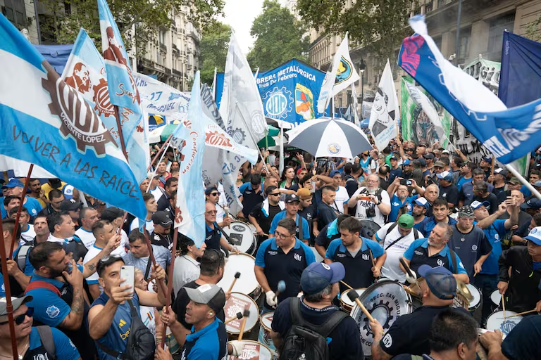 Grandes columnas de manifestantes copan la Plaza del Congreso en rechazo a la reforma laboral. 