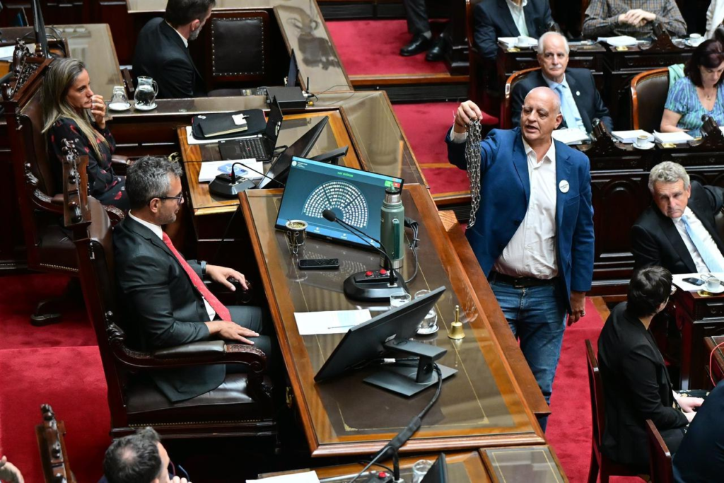 El diputado Horacio Pietragalla Corti le entregó unas cadenas al presidente de la Cámara baja, Martín Menem, y desató la polémica. 