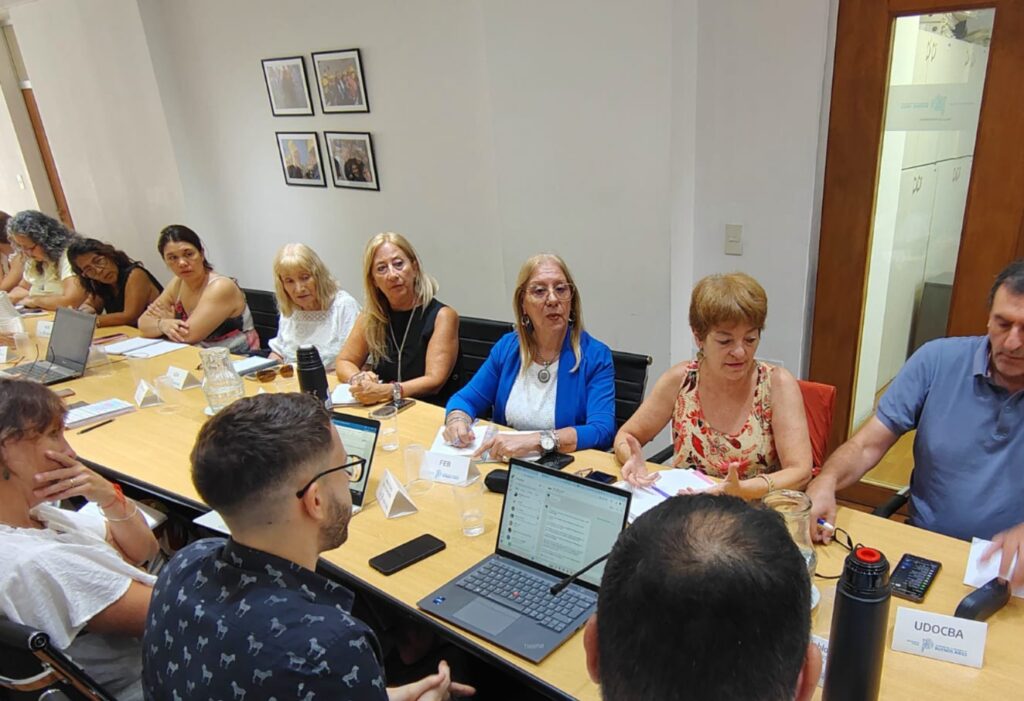 En la última negociación paritaria, los docentes bonaerenses rechazaron la oferta de aumento salarial del 3% elevada por el Ejecutivo provincial.