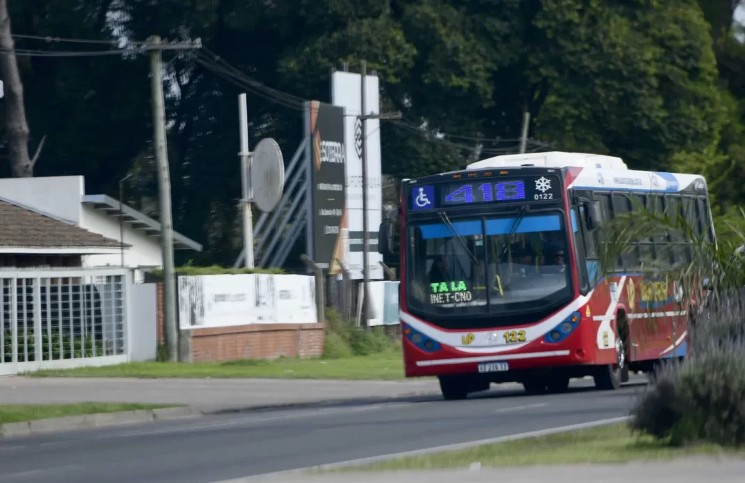 El gobierno bonaerense autorizó un nuevo aumento para los micros, que se suma al incremento orquestado por Nación. A cuánto se fue.