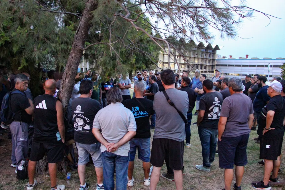 Por segunda vez en la semana, los trabajadores de FATE llegaron a la empresa a cumplir sus tareas y se encontraron con el predio cerrado.