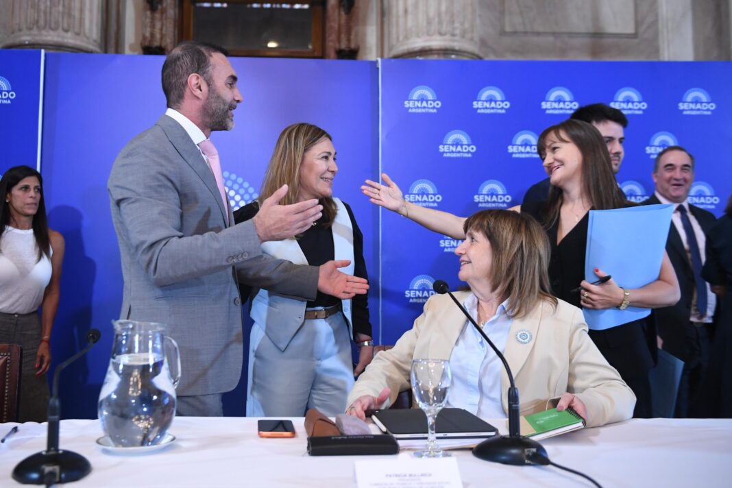 Con respaldo de los bloques aliados, el oficialismo libertario logró el dictamen exprés de la reforma laboral en el Senado y se prepara para votar el viernes 27.