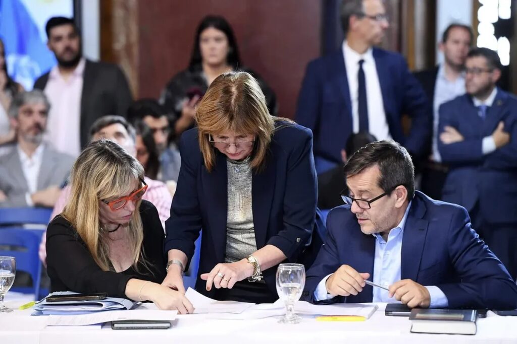 Patricia Bullrich logró el objetivo de obtener el dictamen de la reforma laboral a horas de la media sanción en Diputados. 