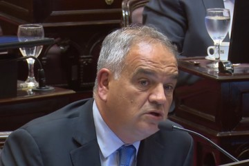 El senador de la oposición dialoguista, Fernando Salino, denunció maniobras del oficialismo para forzar la aprobación de la reforma laboral. 