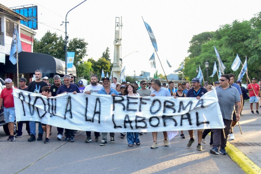 Durante el tratamiento de la reforma laboral en el Congreso, Soledad Alonso marchó en Campana en repudio a la iniciativa.