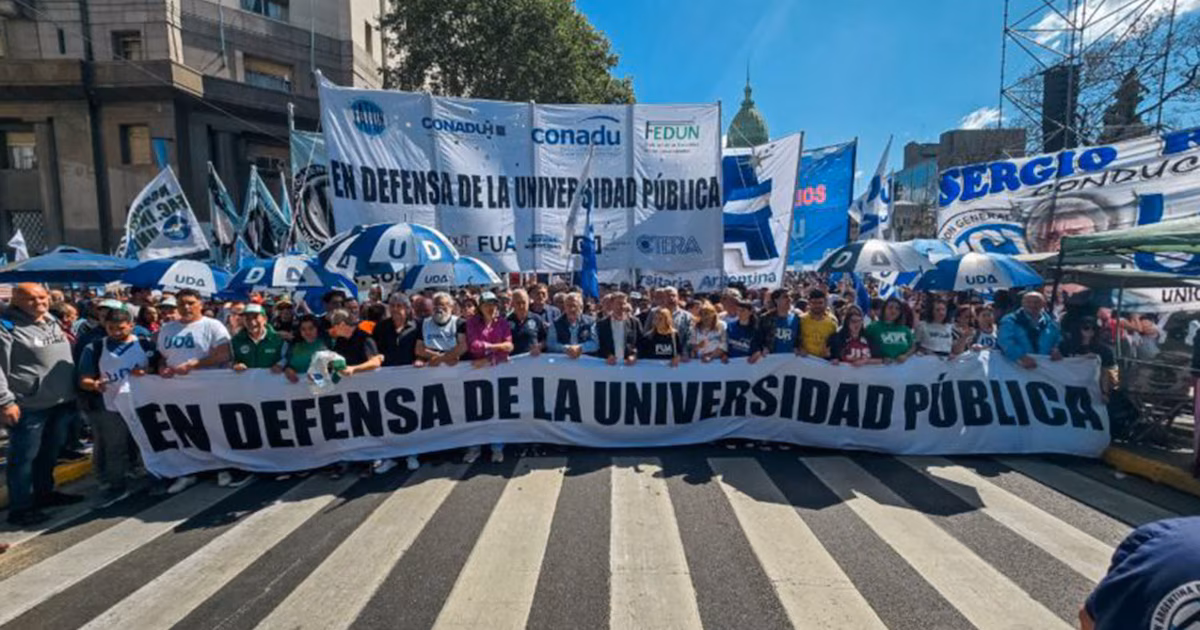 Docentes universitarios nucleados en CONADU irán a un paro de una semana en rechazo a la Ley de Financiamiento Universitario de Milei.