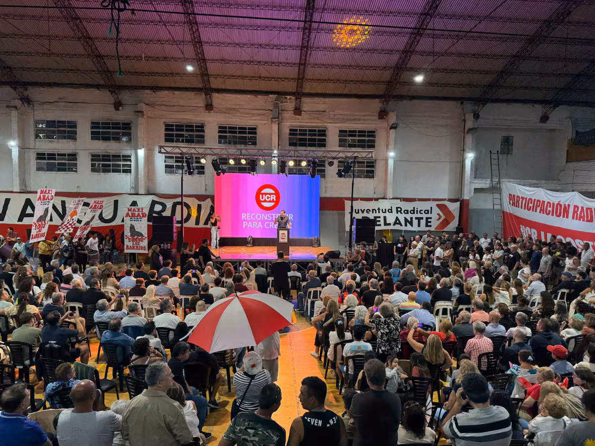 
Gobernadores y más de 300 intendentes de la UCR se encontrarán en Santa Fe en busca de romper la fragmentación y ordenar el partido. 
