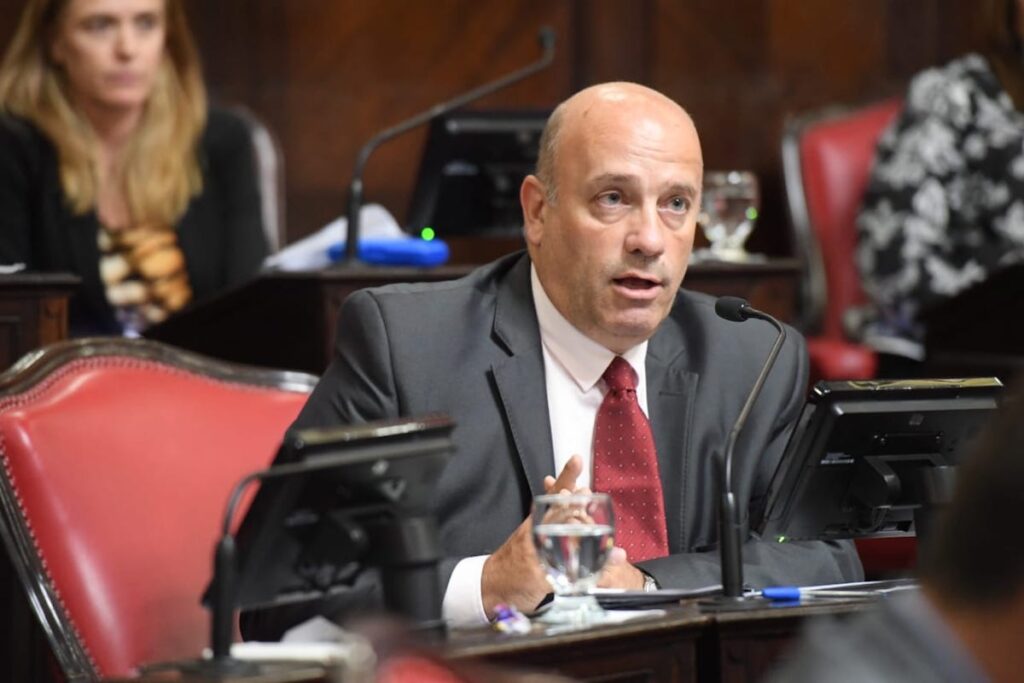 El diputado bonaerense por la Sexta sección electoral, Andrés De Leo, pidió la reactivación de una obra clave para la región de Bahía Blanca.