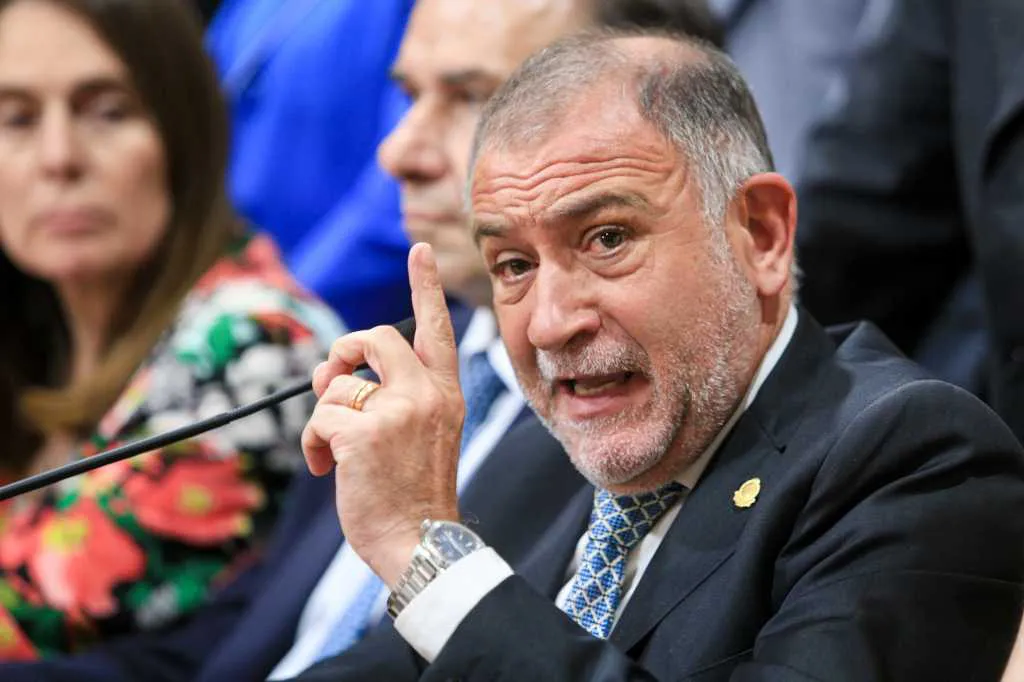 Congreso: el senador Luis Juez, que ya venía trabajando con el oficialismo, oficializó su pase a La Libertad Avanza.