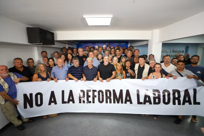 El ala dura del sindicalismo liderado por Abel Furlán (industriales) y Pablo Moyano (camioneros) criticaron a la CGT y convocaron a un nuevo paro general con movilización.
