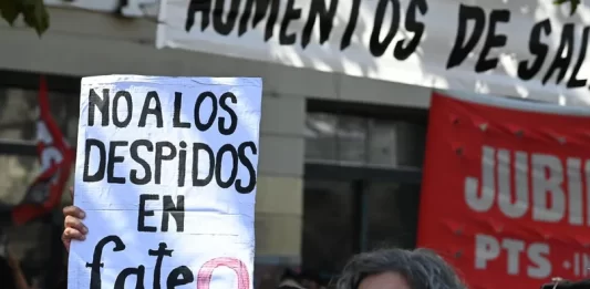 Organizaciones gremiales y sociales se concentran este martes en el predio de FATE para solidarizarse con los trabajadores.
