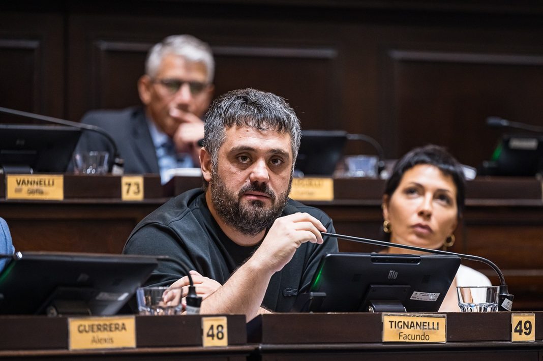 Con archivo en mano, Facundo Tignanelli destrozó a los hermanos Adorni por apoyar la reforma laboral, pese a que en el pasado utilizaron varios derechos de trabajadores.