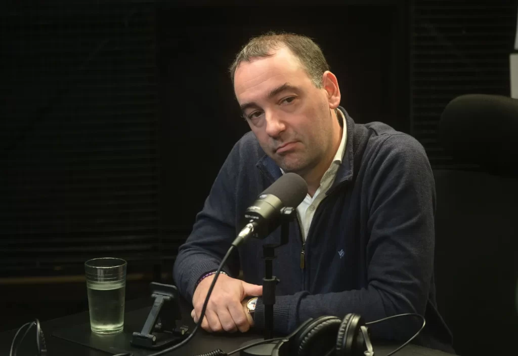 Francisco Adorni quedó retratado luego de que el diputado peronista Facundo Tignanelli recuerde cómo usó un derecho laboral para seguir en el Consejo de la Magistratura.