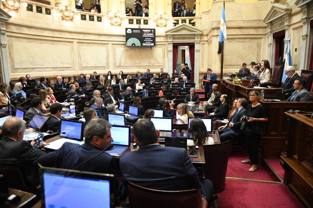 En un ajustado escenario, senadores de La Libertad Avanza (LLA) buscarán este jueves darle sanción definitiva a la Ley de Glaciares. Cómo viene el poroteo.