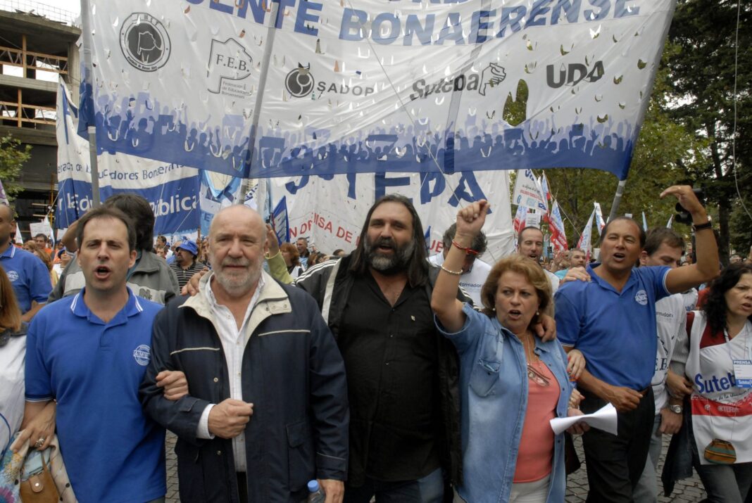 En plena tensión por el paro nacional de docentes, el Ejecutivo convocó a los gremios a negociar salarios luego del fallo judicial.