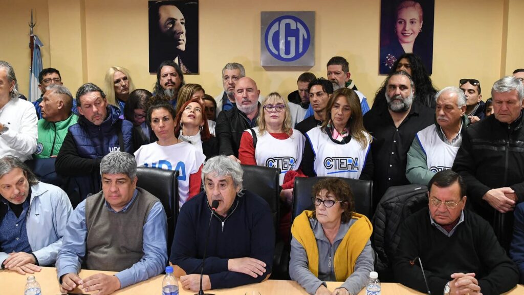 La asamblea extraordinaria de CTERA resolvió el paro nacional del 2 de marzo y definió un plan de acción en reclamo de financiamiento y recomposición salarial para los docentes.