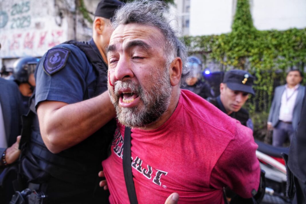La ex ministra de Seguridad y senadora nacional, Patricia Bullrich, salió a lavarse las manos, ante la brutal represión policial a un camarógrafo de A24. “Ya no estoy a cargo de eso”, afirmó.