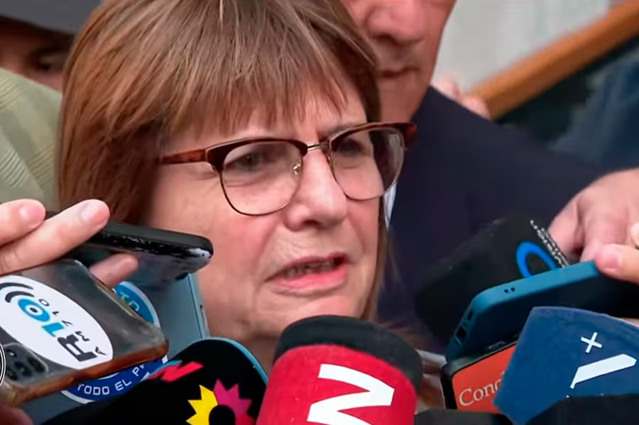 La ex ministra de Seguridad y senadora nacional, Patricia Bullrich, salió a lavarse las manos, ante la brutal represión policial a un camarógrafo de A24. “Ya no estoy a cargo de eso”, afirmó.