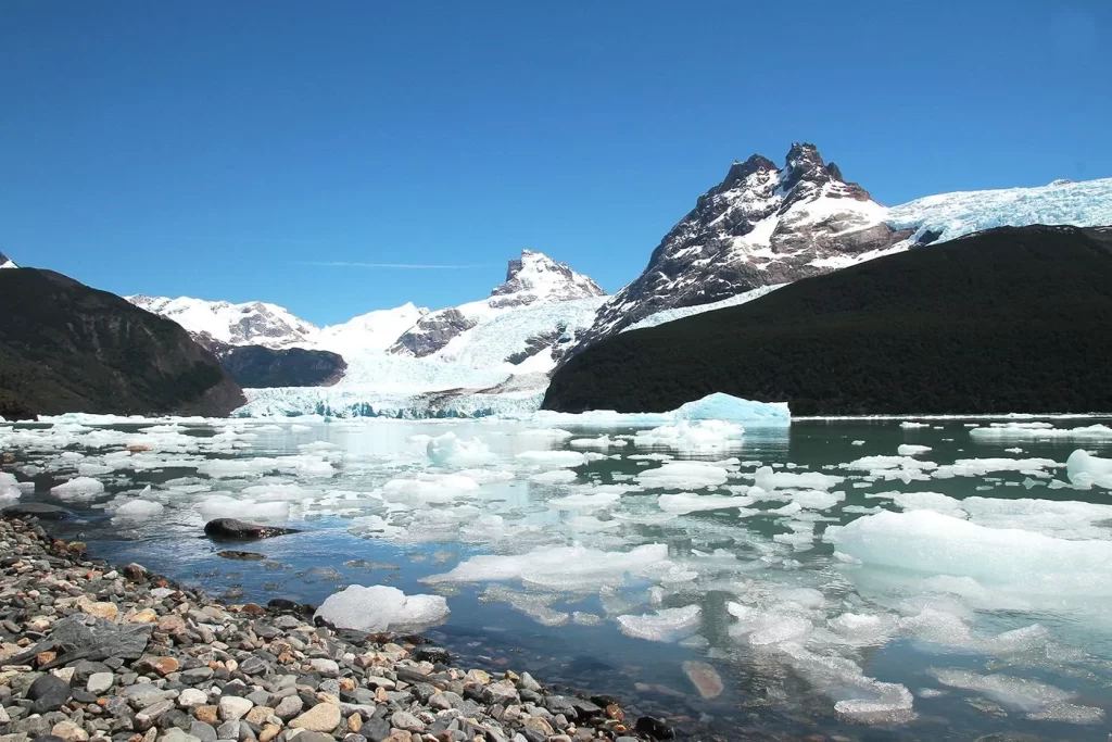 
La Ley de Glaciares aprobada en 2010 le otorga un marco normativo a la protección de las reservas de agua dulce argentinas. 