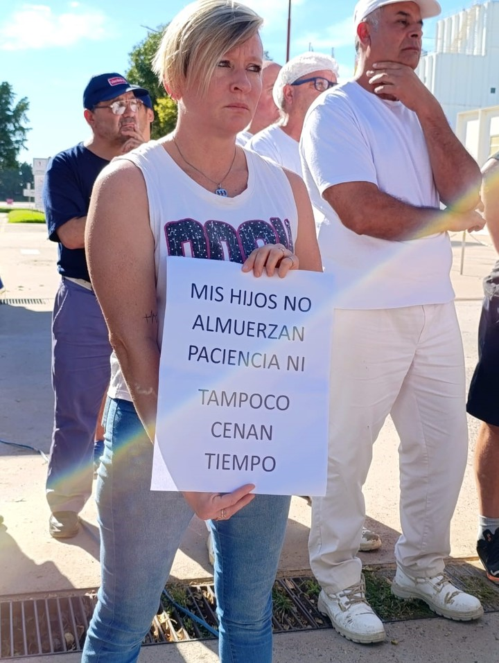 Lácteos Verónica se suma al embate que sufren las empresas en la era mileísta. Adeuda sueldos de diciembre y entrego $14 millones en cheques sin fondo. Hay 700 familias en vilo.