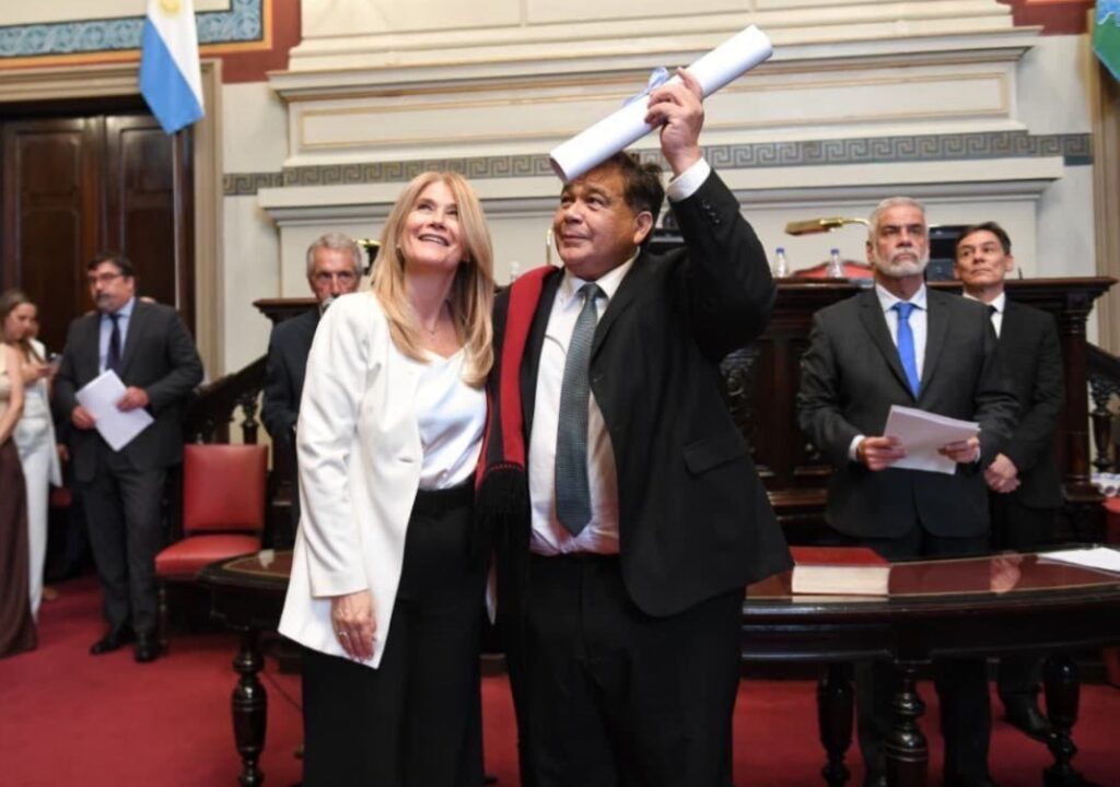 El kirchnerista Mario Ishii juró como vicepresidente 1° del Senado bonaerense.