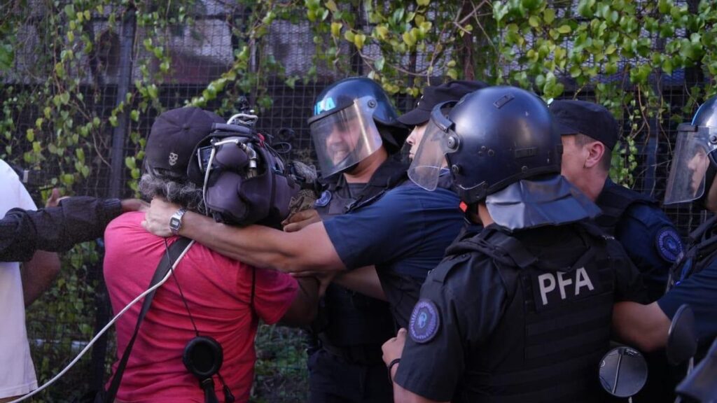 Tras el ataque de la policía al camarógrafo de A24, el Gobierno dispuso un "corralito" para que la prensa cubra la mega movilización de este viernes.