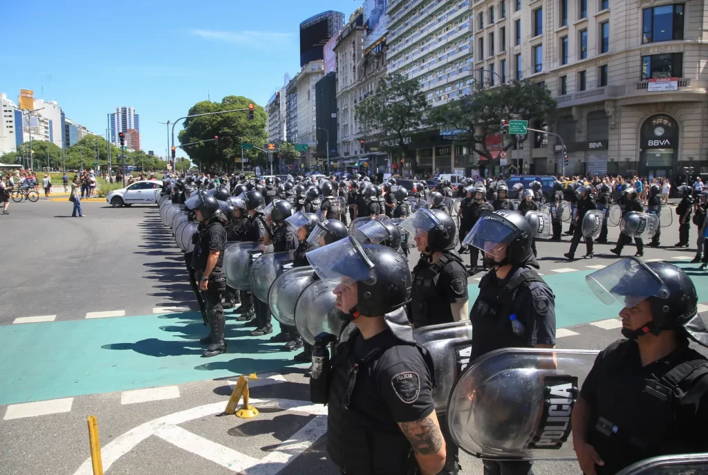 El Gobierno desplegó el protocolo antipiquetes antes de que comience la movilización oficial contra la reforma laboral.
