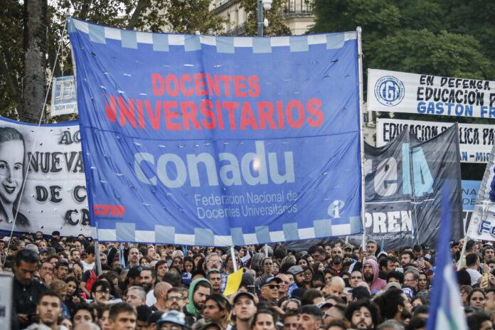 Docentes universitarios van al paro, por salarios y fondos