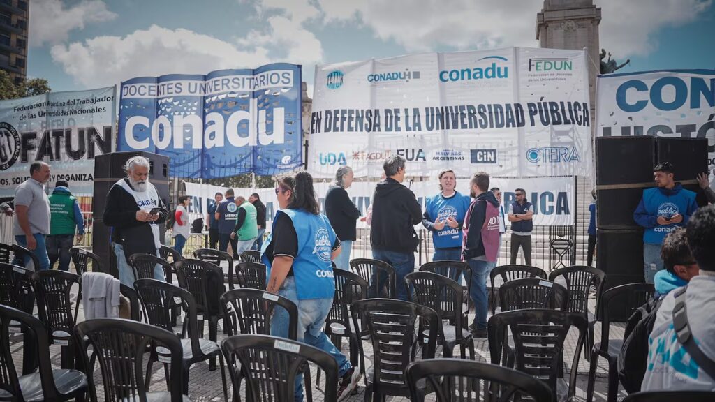 Los gremios docentes bonaerenses ratificaron el paro del 2 de marzo y pusieron en duda el inicio del ciclo lectivo en la provincia de Buenos Aires, en medio del conflicto salarial con la gestión de Axel Kicillof.