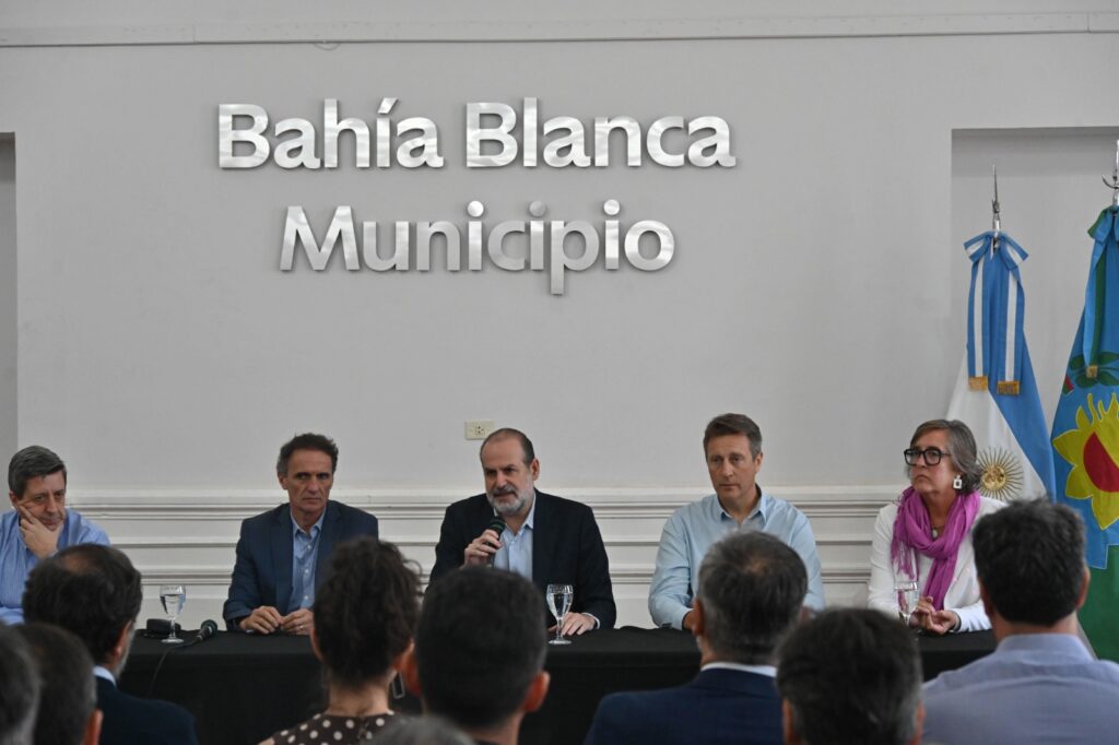 El ministro de Infraestructura y Servicios Públicos, Gabriel Katopodis, encabezó la firma del contrato de adjudicación del Canal Maldonado en Bahía Blanca.