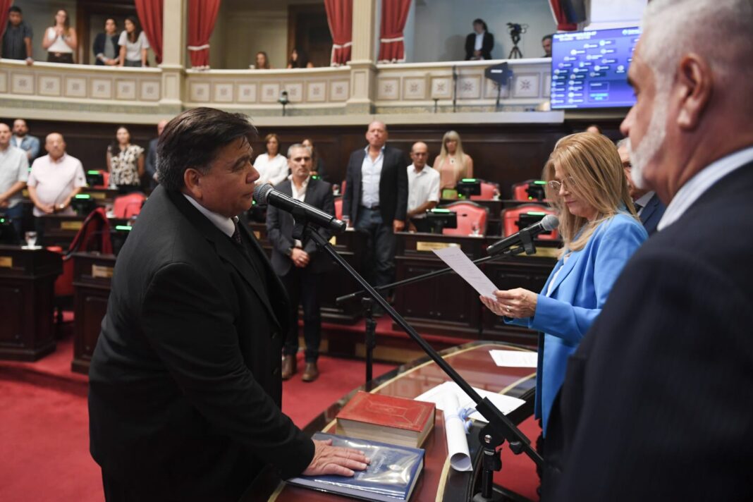 A medianoche y con un peronismo al borde de la ruptura, el Senado bonaerense designó a sus nuevas autoridades.