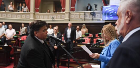 A medianoche y con un peronismo al borde de la ruptura, el Senado bonaerense designó a sus nuevas autoridades.
