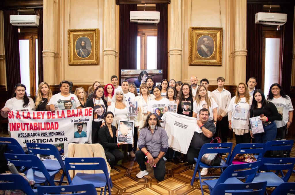 Régimen Penal Juvenil: previo al inicio de la sesión, familiares de víctimas se manifestaron a favor de la baja de edad de imputabilidad.