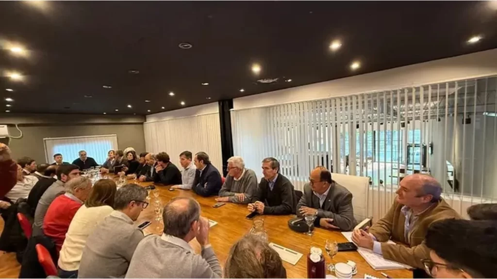 Plenaristas de la UCR bonaerense solicitaron a Miguel Fernández la convocatoria a un encuestro para acelerar la renovación interna del partido.
