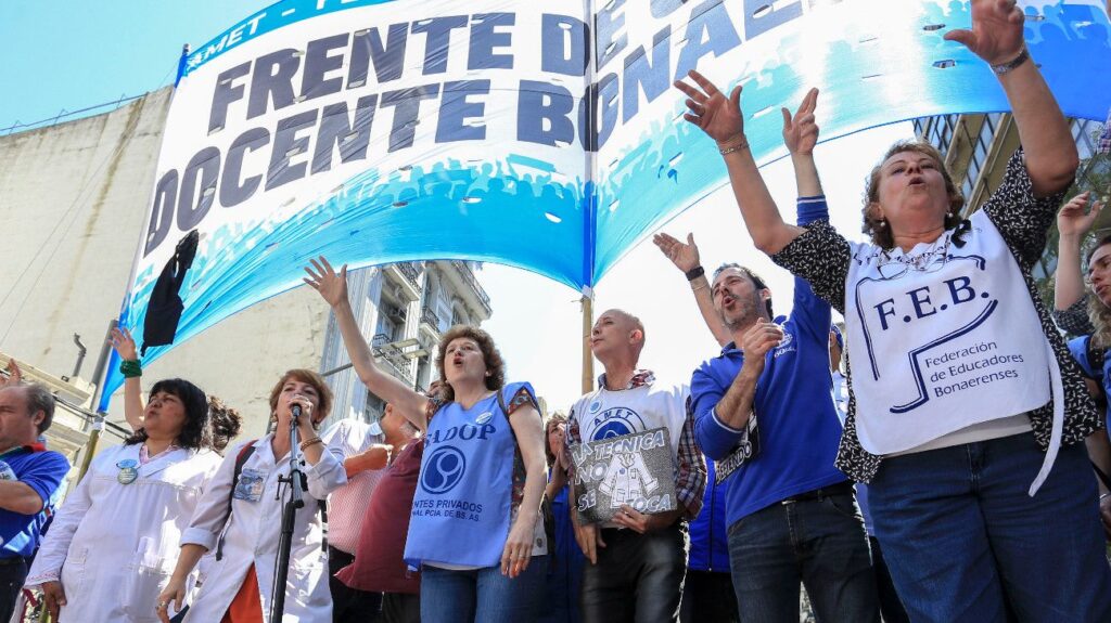 El inicio del ciclo lectivo 2026 en la provincia de Buenos Aires esta atravesado este lunes por un paro de docentes bonaerenses.