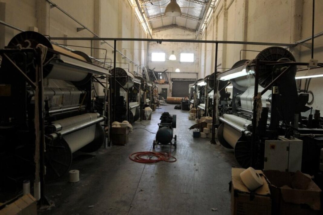 El sector de las pymes anticipa nuevos cierres en 2026 a raíz del programa económico de Milei, y advierte por el ajuste en la industria nacional.