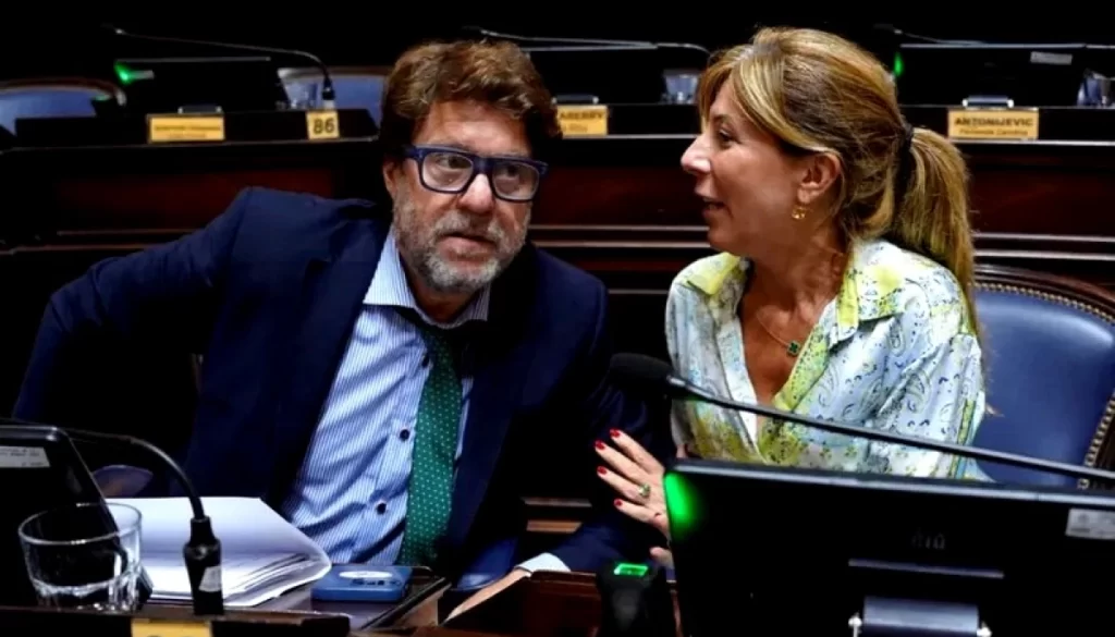 Diego Garciarena y Silvina Vaccarezza apuntaron a Kicillof tras su discurso en la Asamblea Legislativa y reclamaron más recursos para el IOMA.
