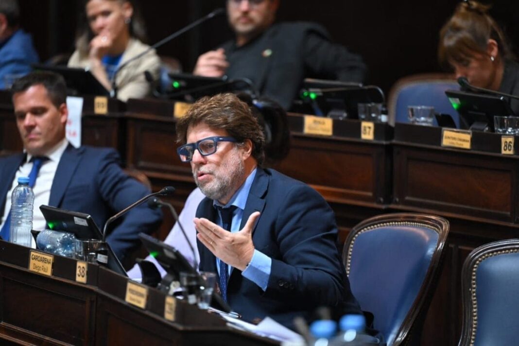 Tras la apertura de sesiones ordinarias, Diego Garciarena cruzó a Axel Kicillof por sus falencias en salud y respaldó su reclamo por los fondos nacionales recortados.