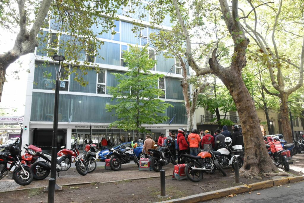 En abril del 2023, numerosos trabajadores de apps de delivery protestaron en la Legislatura. Este medio confirmó en exclusiva de que todos ellos fueron pagados por Rappi.