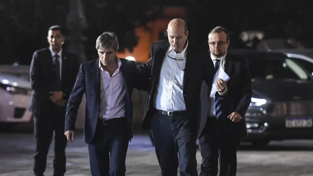El actual ministro de Economía, Luis Caputo, y el titular de la cartera de Desregulación y Transformación del Estado, Federico Sturzenegger, podrían quedar envueltos en la reapertura de la causa que investiga el préstamo del FMI. 