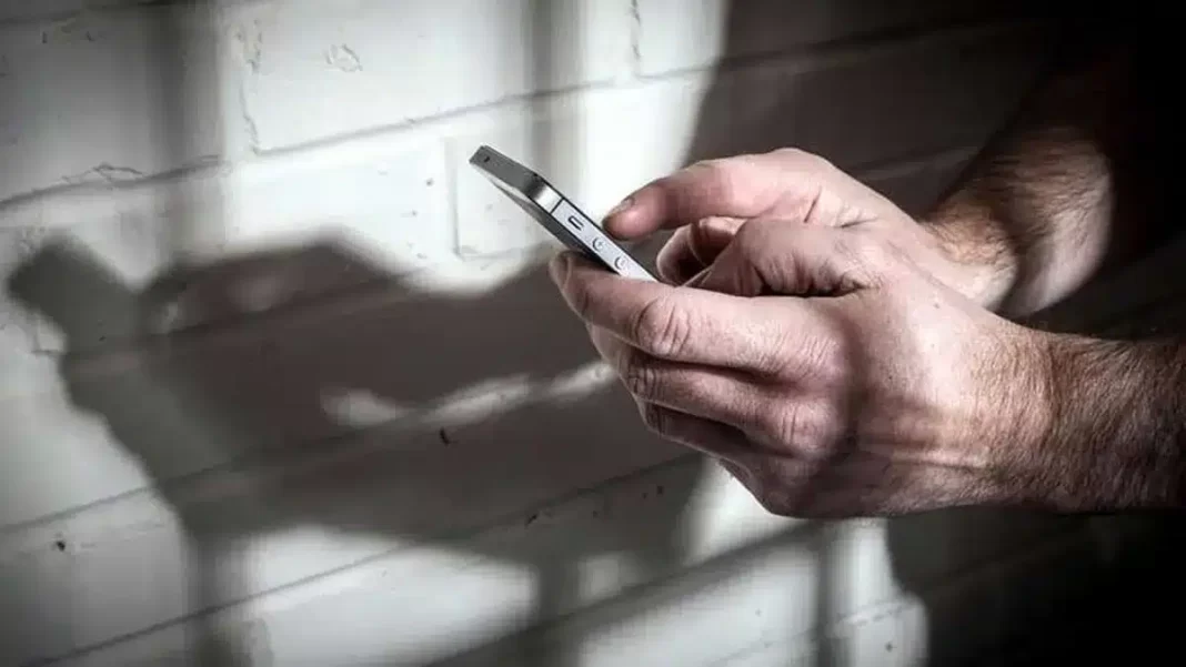 El senador del PRO, Alex Campbell, se sumó a la cruzada legislativa para prohibir celulares e instalar inhibidores en las cárceles bonaerenses.