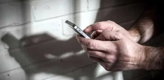 El senador del PRO, Alex Campbell, se sumó a la cruzada legislativa para prohibir celulares e instalar inhibidores en las cárceles bonaerenses.