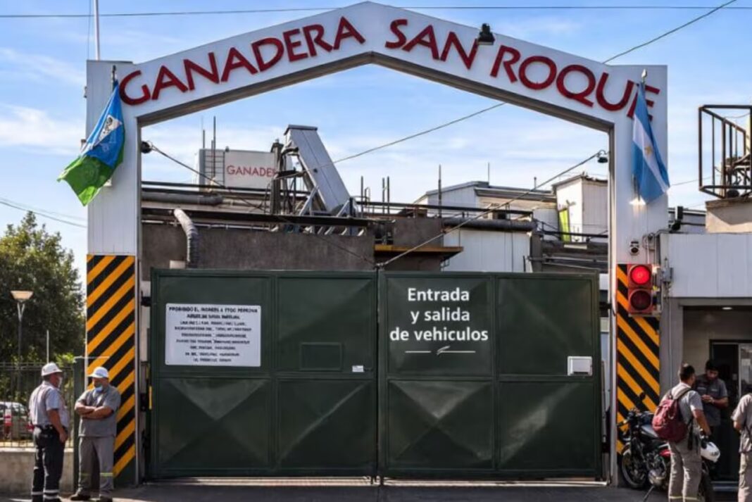 El frigorífico Ganadera San Roque cerró su planta en Morón y dejó 140 despidos. El caso se suma a la seguidilla de conflictos industriales.