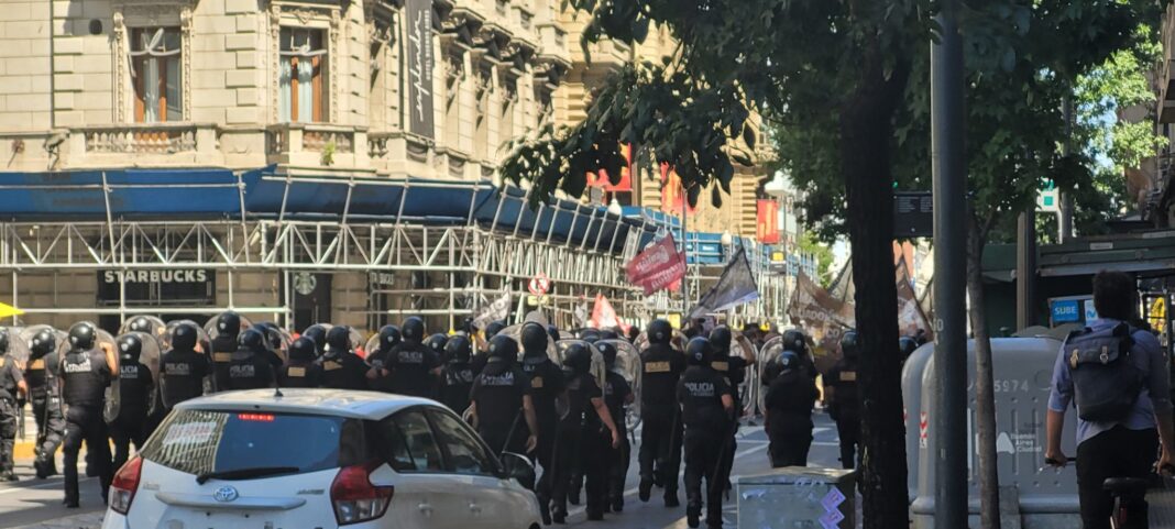 Efectivos de seguridad reprimieron este miércoles a los trabajadores despedidos de FATE que concentraban en la Secretaría de Trabajo, a espera de respuestas, tras el cierre de la planta.