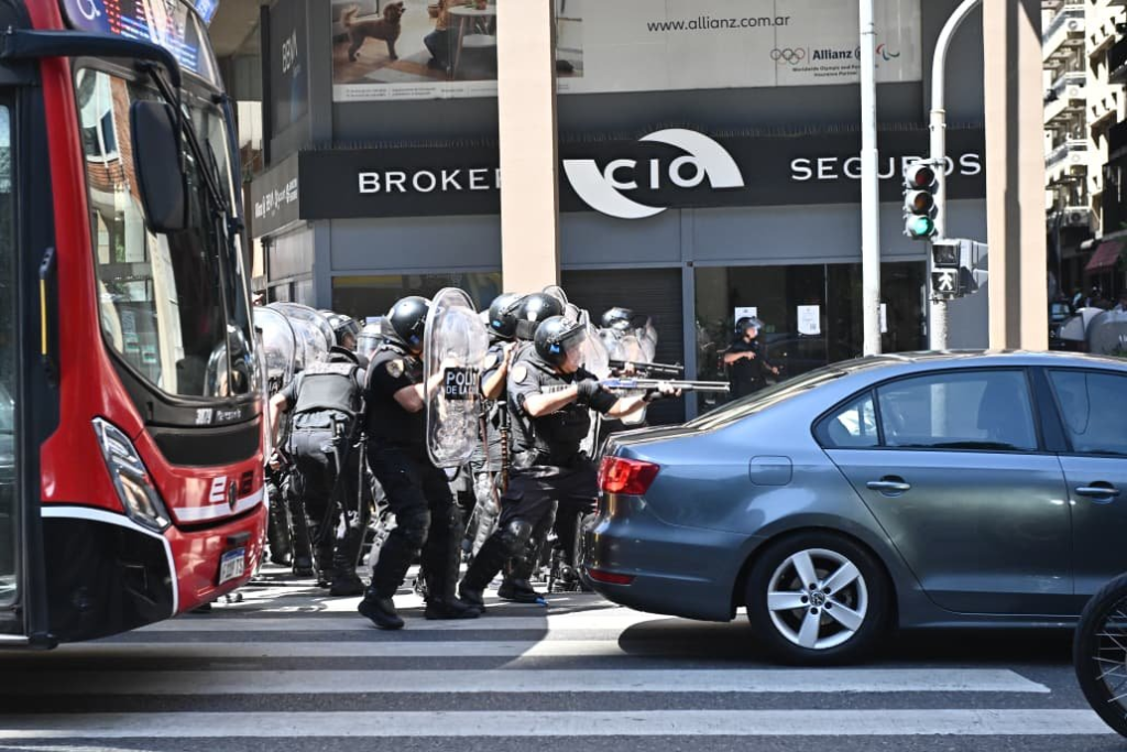 Efectivos de seguridad reprimieron este miércoles a los trabajadores despedidos de FATE que concentraban en la Secretaría de Trabajo, a espera de respuestas, tras el cierre de la planta.
